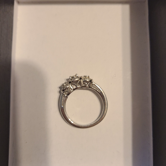 Diamond ring - Picture 2 of 2